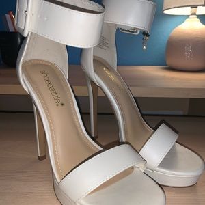 Shoe dazzle White high heels